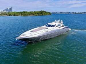 Boat rental Marina Albatros Cancun yacht cruising in lagoon and sea