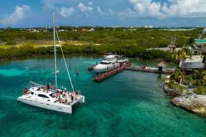 Boat rental Marina Las Perlas Cancun yacht cruising in lagoon and sea