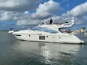 Boat rental Marina Muelle 7 Cancun yacht cruising in lagoon and open sea