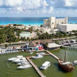 Boat rental Marina Punta del Este Cancun yacht cruising in lagoon and sea